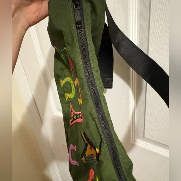 Baggu x Jessica Williams m Nylon Crescent Bag in green with embroidery - Picture 4 of 5